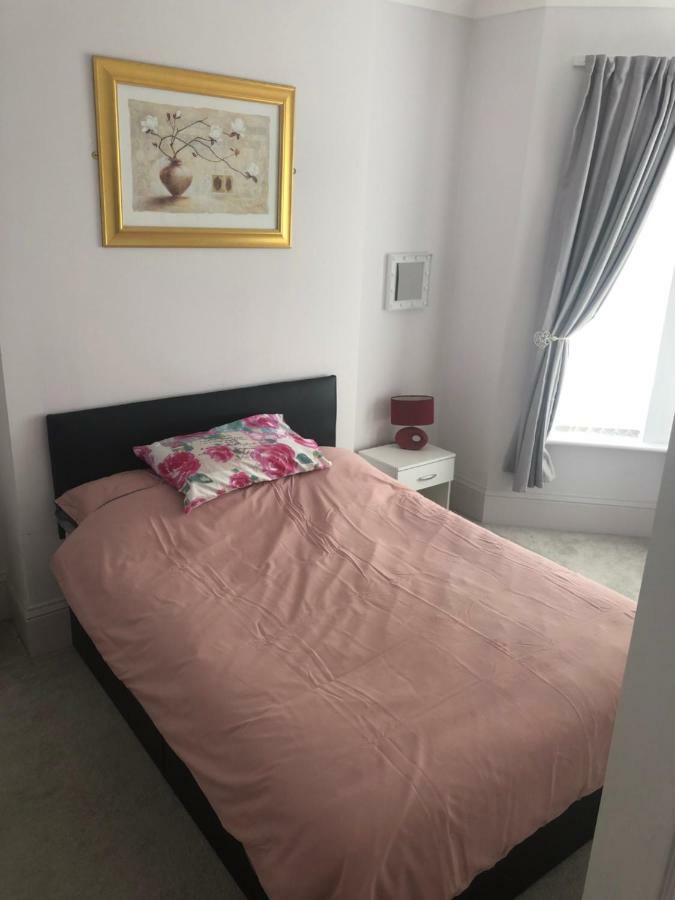 Hôtel Cheapsleepz 49 Moscow Drive à Liverpool Extérieur photo