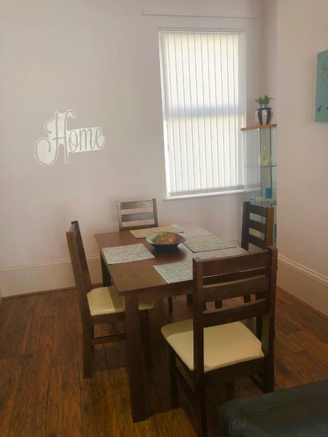 Hôtel Cheapsleepz 49 Moscow Drive à Liverpool Extérieur photo