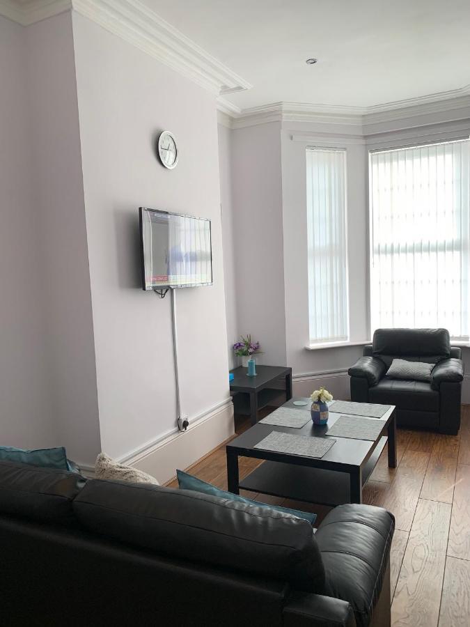 Hôtel Cheapsleepz 49 Moscow Drive à Liverpool Extérieur photo